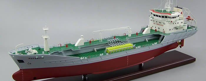 小型オイルタンカー Oil Tanker 木製ハンドメイド超精密船舶モデル 　展示用模型　台座付き