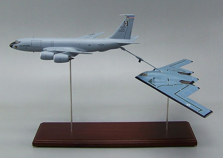 KC-135空中給油機+B2ステルス爆撃機 B-2 Stealth Bomber Refueled ハンドメイド木製戦闘機模型、精密航空機模型製作・販売の専門店 ウッドマンクラブ