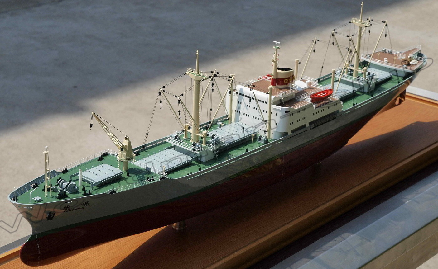 中型貨物船 ファイバーグラス製超精密艦船模型完成品 　展示用模型　台座付き