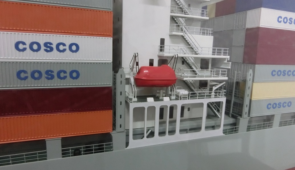 コスコ 大型コンテナ運搬船 COSCO（中国）ファイバーグラス製超精密艦船模型完成品 　展示用模型　台座付き