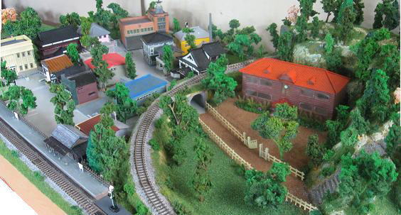 Nゲージ鉄道模型、レイアウト、懐かしい昭和の故郷の駅前をイメージ、山と街編・nゲージ、ジオラマ、完成品、ウッドマンクラブ