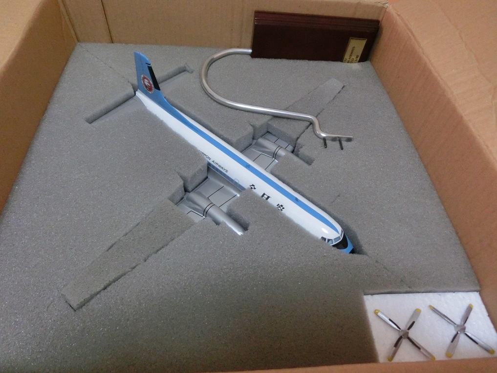 YS-11 木製ソリッド旅客機模型梱包状態、スポンジ緩衝材、航空機模型梱包状態ウッドマンクラブ