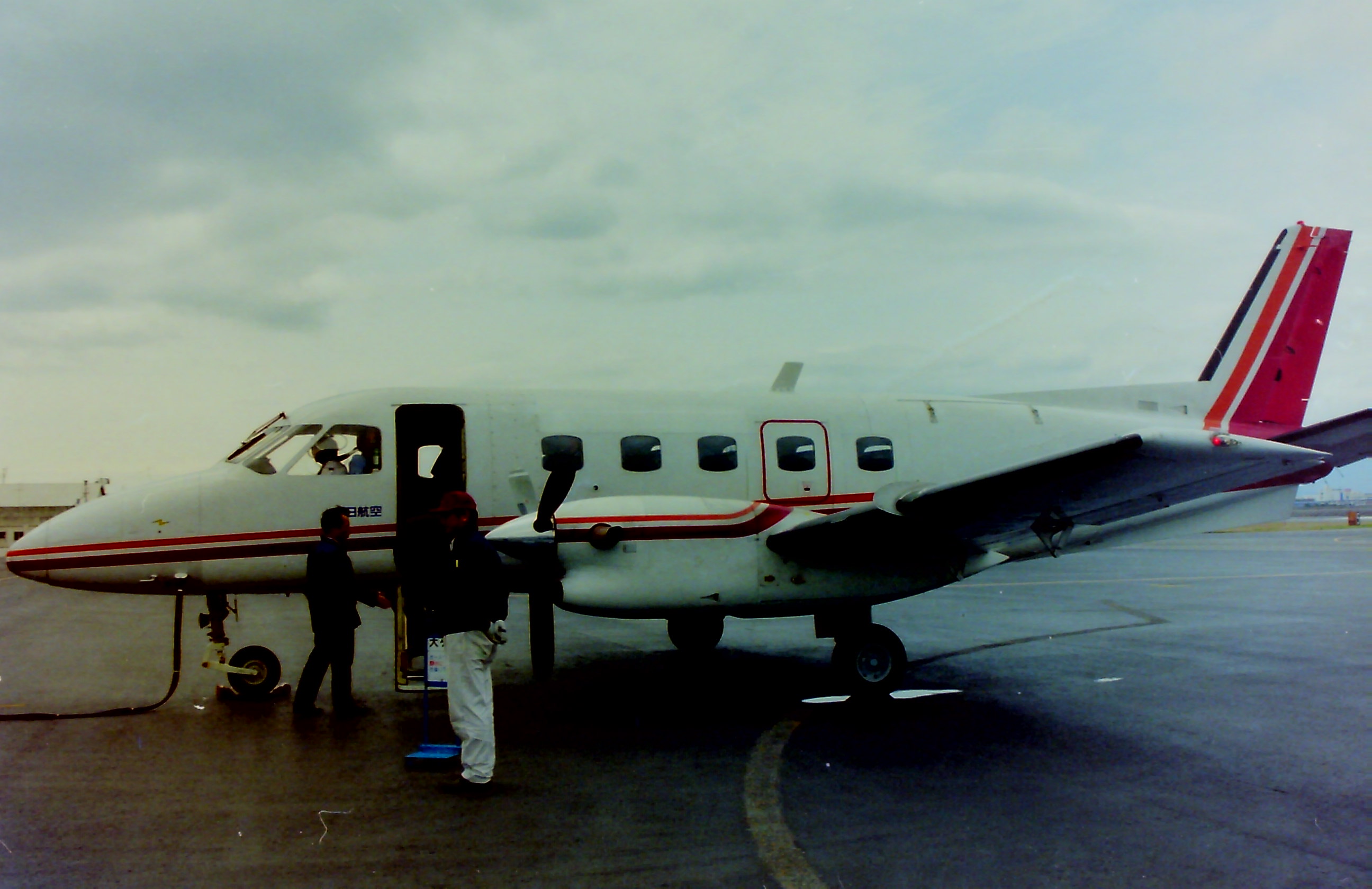 エンブラエルEMB110バンデランテ(Embraer EMB 110 Bandeirante)小型プロペラ旅客機 精密模型完成品,ギアダウン、プロペラ回転 操縦席・客席窓=アクリル透明仕様 ハンドメイド木製ソリッドモデル、ウッドマンクラブ