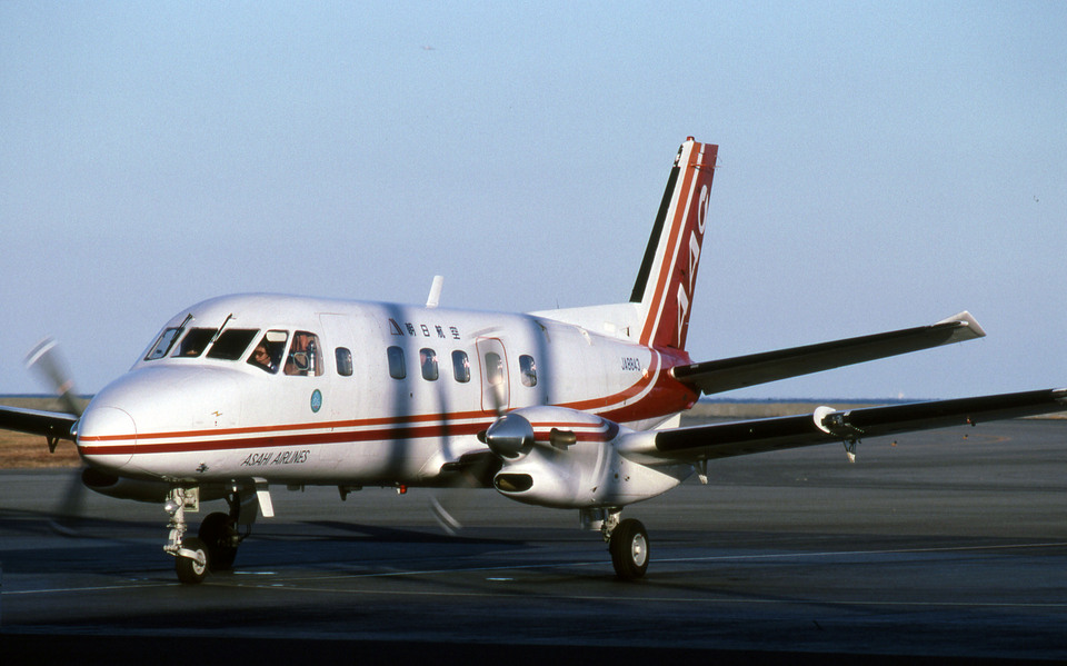 エンブラエルEMB110バンデランテ（Embraer EMB 110 Bandeirante）小型プロペラ旅客機 精密模型完成品,ギアダウン、プロペラ回転　操縦席・客席窓=アクリル透明仕様 ハンドメイド木製ソリッドモデル、ウッドマンクラブ