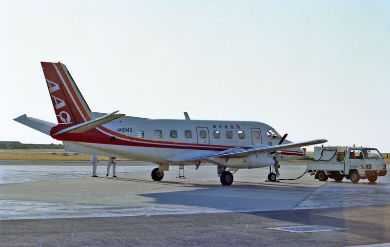 エンブラエルEMB110バンデランテ(Embraer EMB 110 Bandeirante)小型プロペラ旅客機 精密模型完成品,ギアダウン、プロペラ回転 操縦席・客席窓=アクリル透明仕様 ハンドメイド木製ソリッドモデル、ウッドマンクラブ
