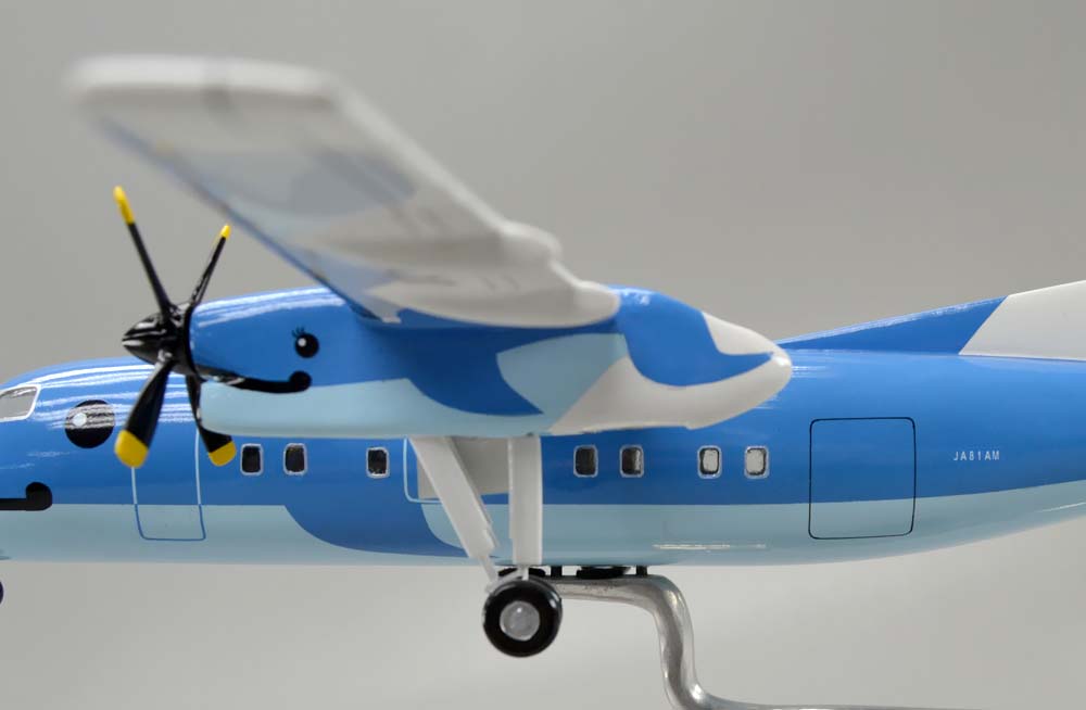 1/60 DHC DASH-8-103(天草エアライン塗装仕様) 小型プロペラ旅客機 精密模型完成品,ギアダウン、プロペラ回転　操縦席・客席窓=アクリル透明仕様 ハンドメイド木製ソリッドモデル、ウッドマンクラブ