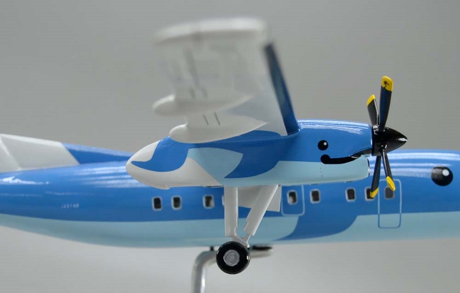 1/60 DHC DASH-8-103(天草エアライン塗装仕様) 小型プロペラ旅客機 精密模型完成品,ギアダウン、プロペラ回転　操縦席・客席窓=アクリル透明仕様 ハンドメイド木製ソリッドモデル、ウッドマンクラブ