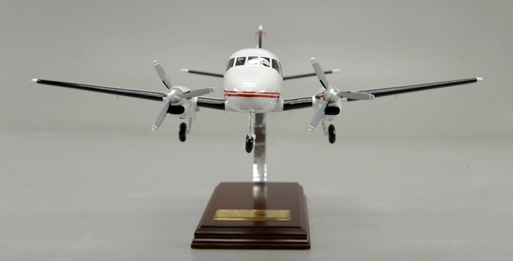 エンブラエルEMB110バンデランテ(Embraer EMB 110 Bandeirante)小型プロペラ旅客機 精密模型完成品,ギアダウン、プロペラ回転 操縦席・客席窓=アクリル透明仕様 ハンドメイド木製ソリッドモデル、ウッドマンクラブ