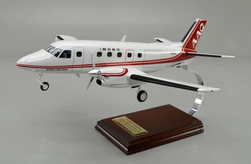 エンブラエルEMB110バンデランテ(Embraer EMB 110 Bandeirante)小型プロペラ旅客機 精密模型完成品,ギアダウン、プロペラ回転 操縦席・客席窓=アクリル透明仕様 ハンドメイド木製ソリッドモデル、ウッドマンクラブ