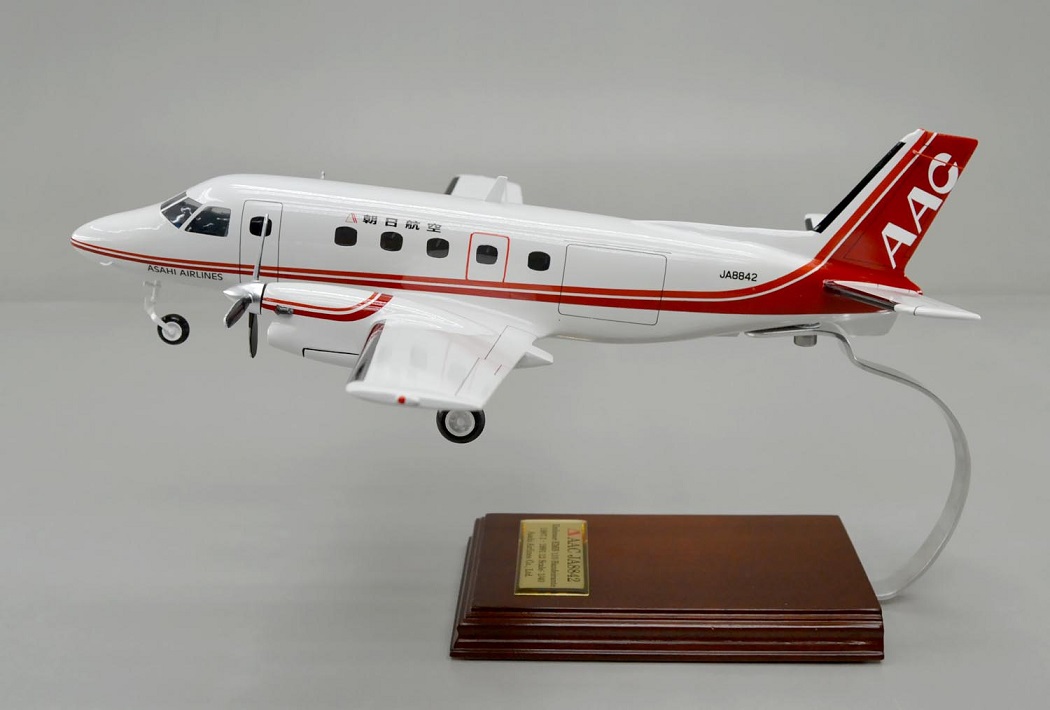 エンブラエルEMB110バンデランテ（Embraer EMB 110 Bandeirante）小型プロペラ旅客機 精密模型完成品,ギアダウン、プロペラ回転　操縦席・客席窓=アクリル透明仕様 ハンドメイド木製ソリッドモデル、ウッドマンクラブ