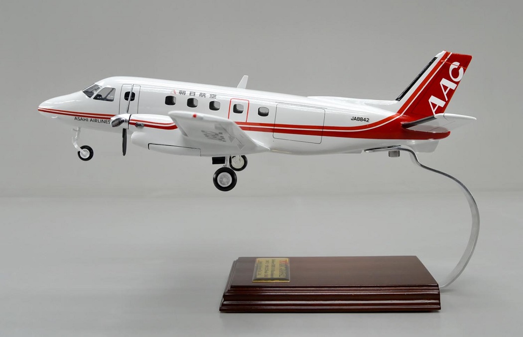 エンブラエルEMB110バンデランテ（Embraer EMB 110 Bandeirante）小型プロペラ旅客機 精密模型完成品,ギアダウン、プロペラ回転　操縦席・客席窓=アクリル透明仕様 ハンドメイド木製ソリッドモデル、ウッドマンクラブ