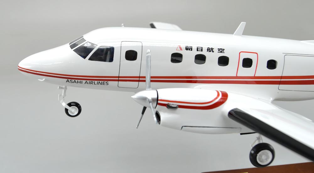 エンブラエルEMB110バンデランテ（Embraer EMB 110 Bandeirante）小型プロペラ旅客機 精密模型完成品,ギアダウン、プロペラ回転　操縦席・客席窓=アクリル透明仕様 ハンドメイド木製ソリッドモデル、ウッドマンクラブ