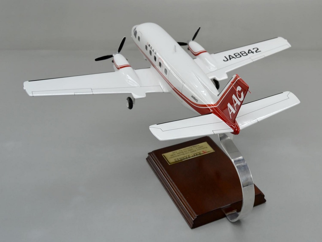 エンブラエルEMB110バンデランテ（Embraer EMB 110 Bandeirante）小型プロペラ旅客機 精密模型完成品,ギアダウン、プロペラ回転　操縦席・客席窓=アクリル透明仕様 ハンドメイド木製ソリッドモデル、ウッドマンクラブ