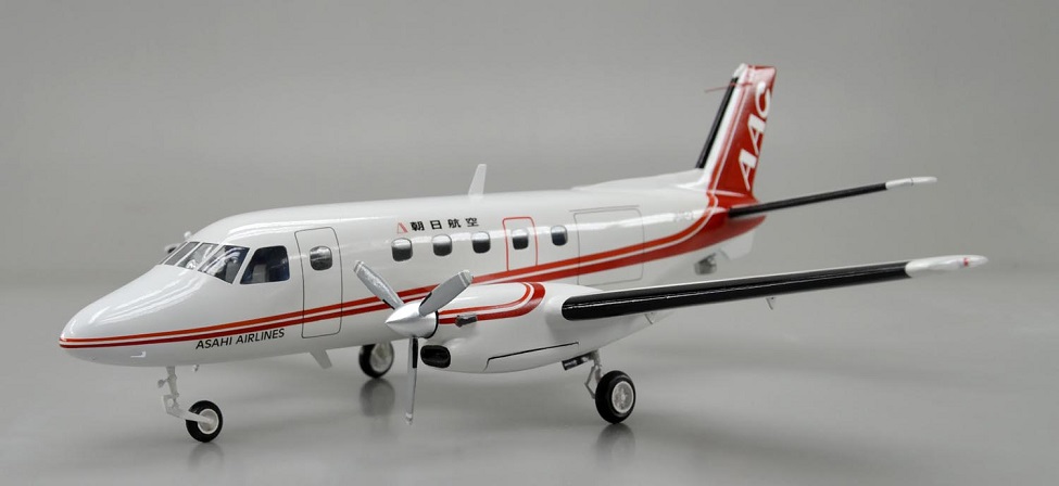 エンブラエルEMB110バンデランテ（Embraer EMB 110 Bandeirante）小型プロペラ旅客機 精密模型完成品,ギアダウン、プロペラ回転　操縦席・客席窓=アクリル透明仕様 ハンドメイド木製ソリッドモデル、ウッドマンクラブ