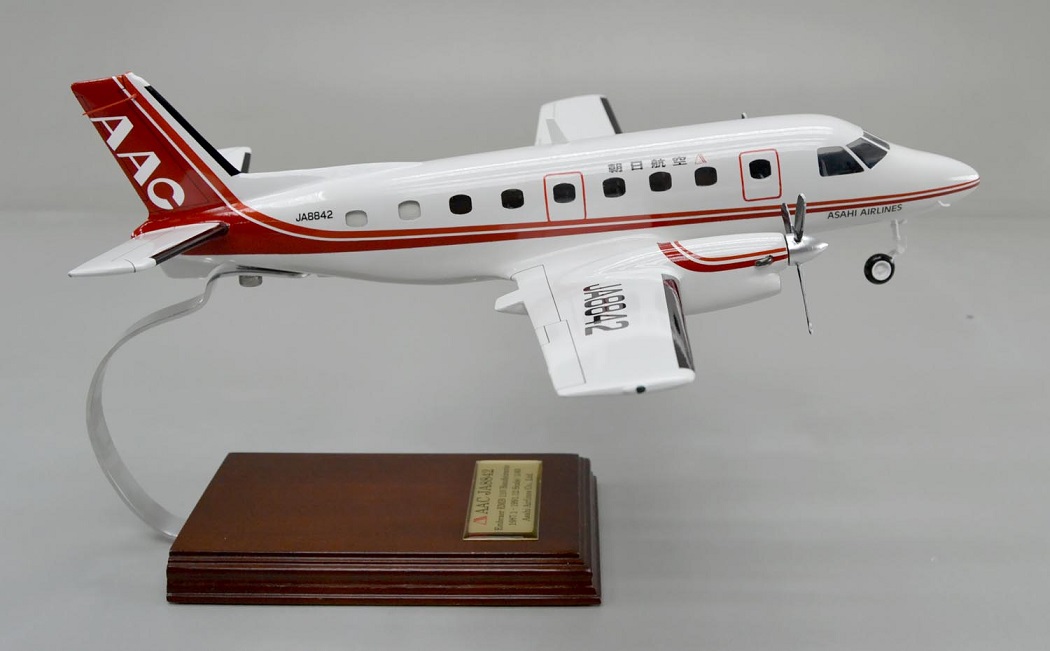 エンブラエルEMB110バンデランテ（Embraer EMB 110 Bandeirante）小型プロペラ旅客機 精密模型完成品,ギアダウン、プロペラ回転　操縦席・客席窓=アクリル透明仕様 ハンドメイド木製ソリッドモデル、ウッドマンクラブ