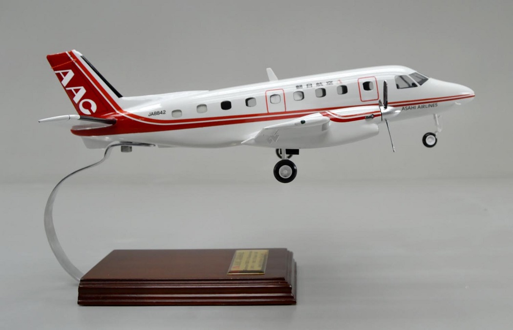 エンブラエルEMB110バンデランテ（Embraer EMB 110 Bandeirante）小型プロペラ旅客機 精密模型完成品,ギアダウン、プロペラ回転　操縦席・客席窓=アクリル透明仕様 ハンドメイド木製ソリッドモデル、ウッドマンクラブ