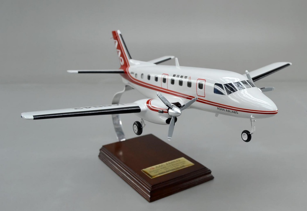 エンブラエルEMB110バンデランテ(Embraer EMB 110 Bandeirante)小型プロペラ旅客機 精密模型完成品,ギアダウン、プロペラ回転 操縦席・客席窓=アクリル透明仕様 ハンドメイド木製ソリッドモデル、ウッドマンクラブ