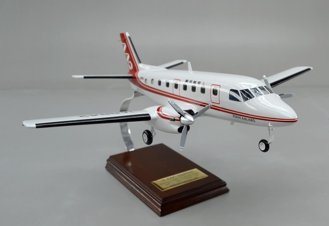 エンブラエルEMB110バンデランテ（Embraer EMB 110 Bandeirante）小型プロペラ旅客機 精密模型完成品,ギアダウン、プロペラ回転　操縦席・客席窓=アクリル透明仕様 ハンドメイド木製ソリッドモデル、ウッドマンクラブ