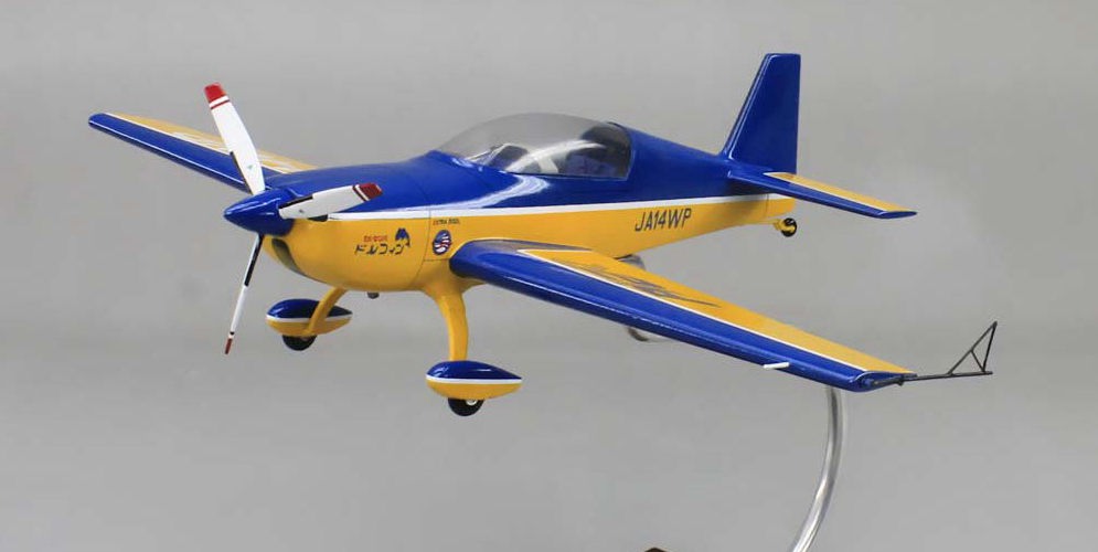 エクストラ300単発プロペラ機完成精密模型 プロペラ回転仕様精密模型完成品台座付、木製ハンドメイド航空機模型 ウッドマンクラブ