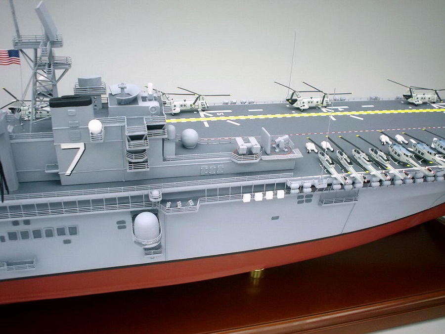 イオー・ジマ(USS Iwo Jima, LHD-7)精密模型完成品塗装済、アメリカ海軍の強襲揚陸艦 ワスプ級強襲揚陸艦の7番艦,木製ハンドメイド、ウッドマンクラブ