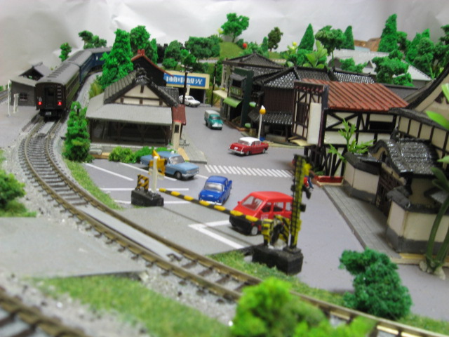 鉄道模型レイアウト・ジオラマの製作と販売、鉄道模型レイアウト完成品・建物照明・Cosmic製運転装置付「懐かしの昭和・思い出の駅前・夏編」Nゲージ レイアウトの通販専門店 ウッドマンクラブ