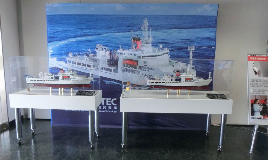 1/100 JAMSTEC 海洋研究開発機構 ジャムステック様 海底広域研究船「かいめい」模型 木+FRP製ハンドメイド精密船舶模型製作会社、ウッドマンクラブ