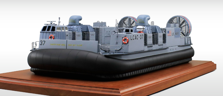 アメリカ海軍 上陸用舟艇 LCAC-1級エア・クッション型揚陸艇 精密模型完成品